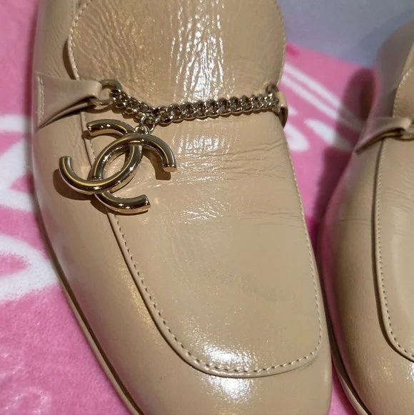 Chanel Women's Tan Loafer With Gold Accent CC Chain, Size 37.5 - Picture 3 of 9